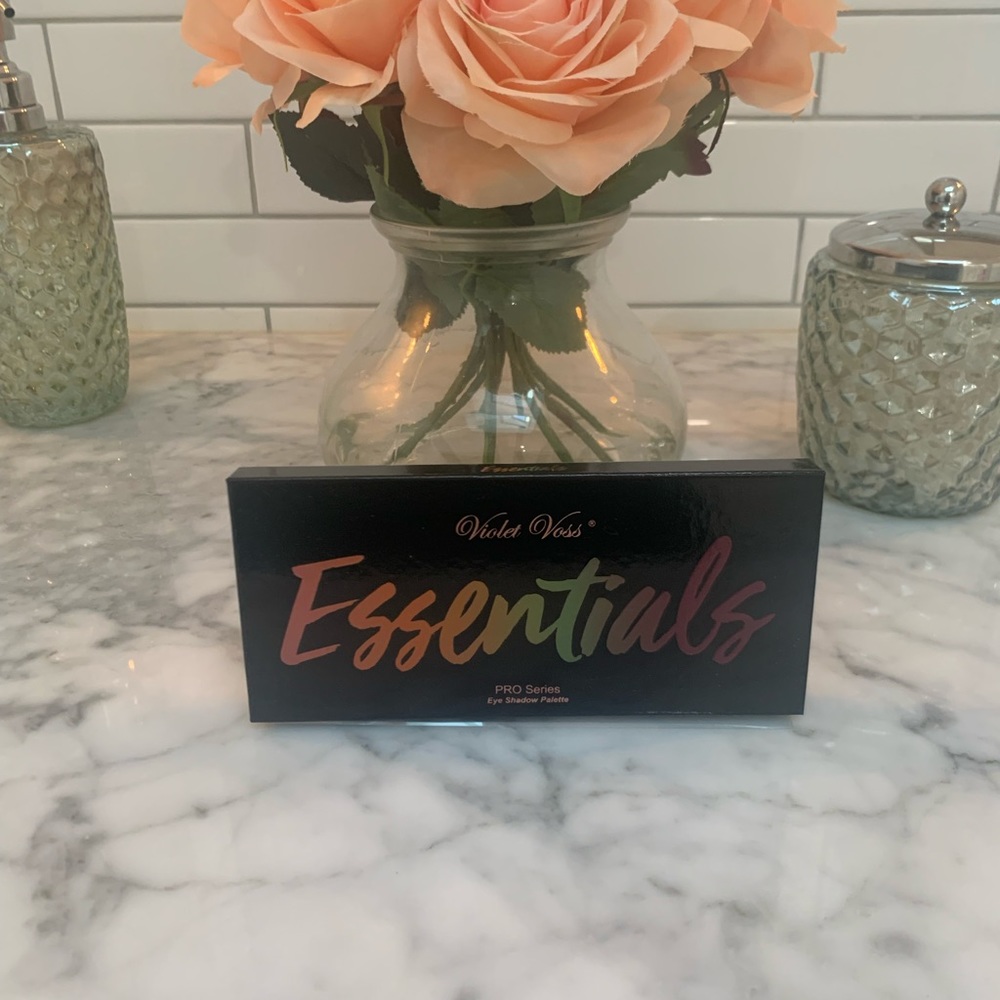 Violet Voss Essentials  Palette